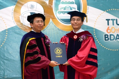 夏普會長戴正吳(右)為本校名譽博士