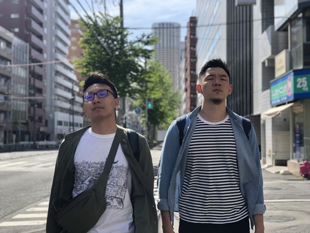 譚宇辰(右)與同學李日彥募資將作品量產