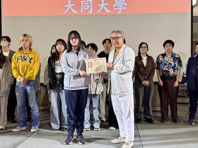 校友會理事長朱成志頒發獎學金圖片