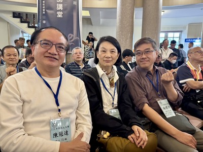 趙珊菱(中)為第一屆招收的女生圖片