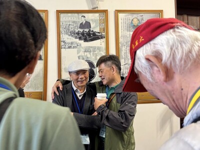 同學久別相見特別開心圖片