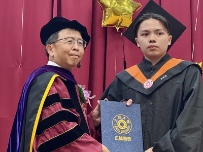 頒發畢業證書圖片