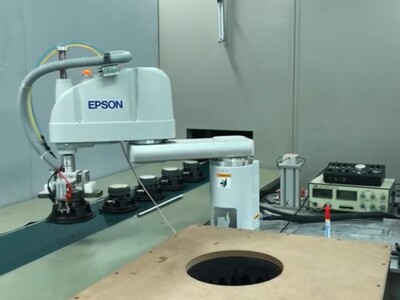 機器手臂將喇叭送至隔音箱檢測品質圖片