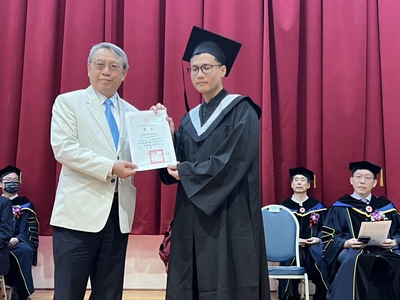 畢業生林大安代表致詞同時獲特殊貢獻獎