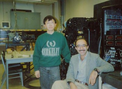 何明果(左)與指導教授卡沙羅尼博士合照圖片