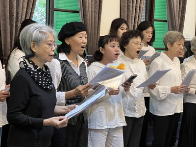 大小同學一起合唱圖片