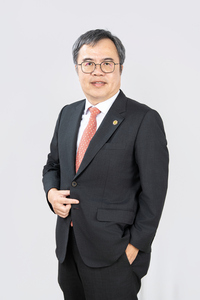 傑出校友柯經一圖片