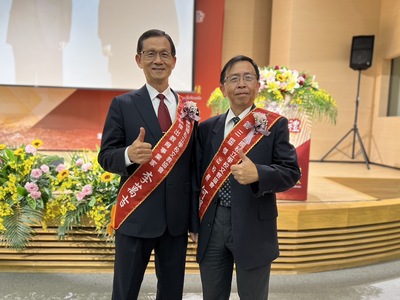 名譽博士李萬吉校友(左)獲傑出教育事業家