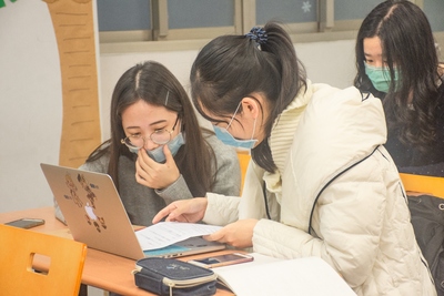 李苡僑和組員 討論101大樓行程安排圖片