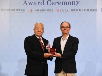 卓世明(右)跨域團隊獲獎圖片