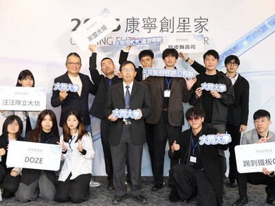 校長何明果(中)為同學加油打氣圖片