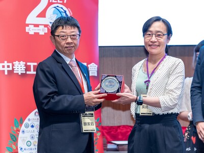 吳錫芩(右)獲2023年中華工程教育學會教學傑出獎圖片