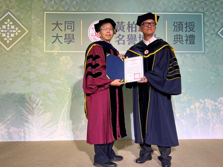 President Ming-Guo Her (on the left) confers an honorary doctorate degree to Bo-Tuan Huang