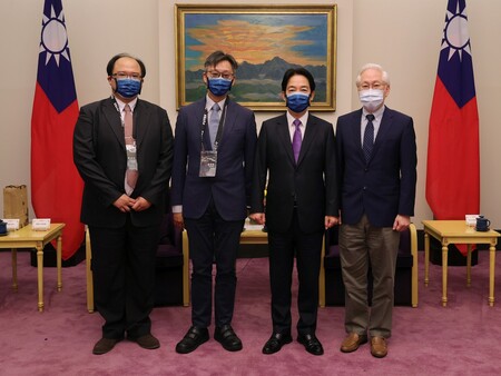 Su Ruiyao (second from left), a student of the Department of Electrical Engineering, was commended by the Presidential Palace for his first tactile skin robot