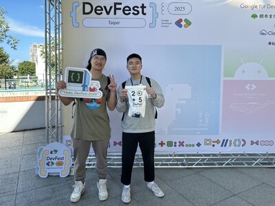 電機陳柏伸(右)參加DevFest活動圖片