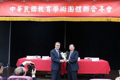 何明果校長獲頒木鐸獎圖片