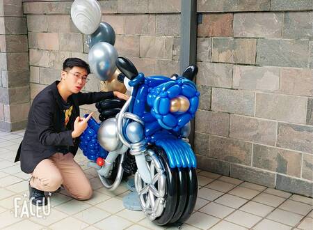 林奕辰製作的氣球摩托車