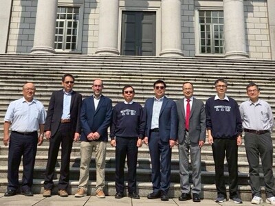 校長何明果(左四)歡迎學者來校交流圖片