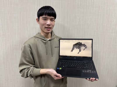 楊瑋竣自學軟體，目標打造會跑跳的機器狗圖片