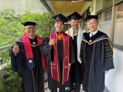 與校內師長合影圖片