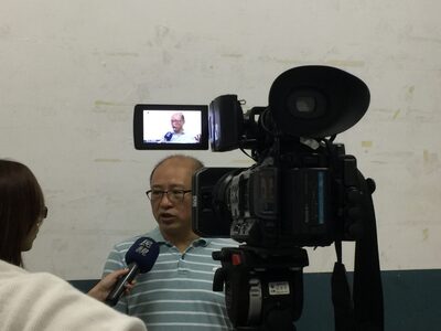 簡昭珩老師舉辦機動學成果展，接受媒體採訪圖片