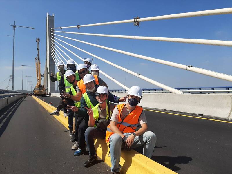 為金門大橋量身訂做爬索車圖片