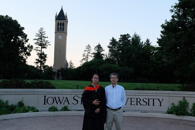 余顯華與指導教授王正道合影留念圖片