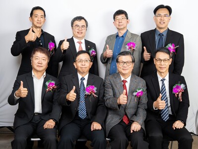 校長與傑出校友合影圖片