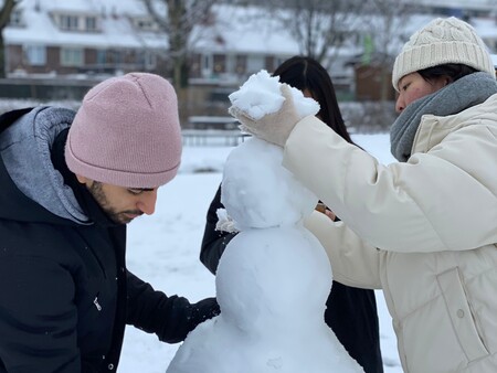 簡蔓均(右在荷蘭)與同學堆雪人