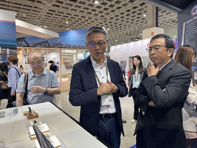 陳來助（左）為本校傑出校友，為校長介紹鈣鈦礦應用圖片