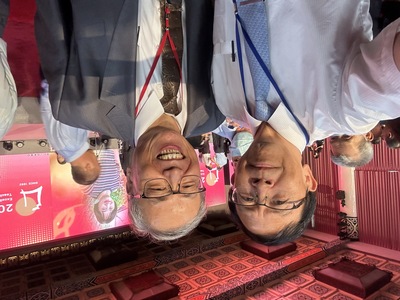 何明果校長(右)觀禮致賀圖片