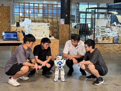 賴躍仁老師(右二)獲教育部AI導入課程計畫圖片