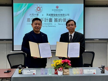 President Her, Ming-Guo (on the right) and CEO Chang, Tung-Hao.