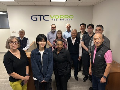 化生所林語彤赴美職場實習與同事合影圖片