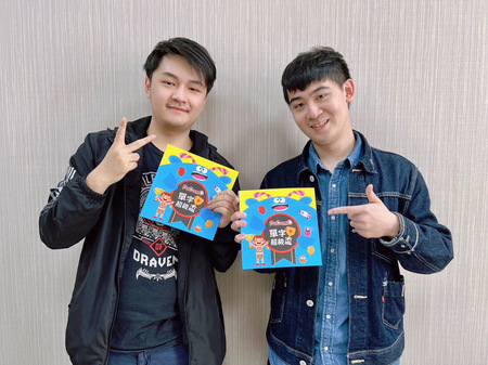 Lo, Yin-fan (left) and Chang, Shih-hong participate in the production of PAGAMO teaching materials.