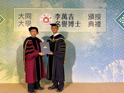 何明果校長(左)頒授李萬吉名譽博士學位