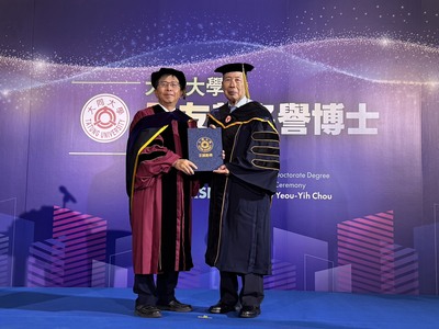周友義獲頒名譽博士，左為校長何明果圖片