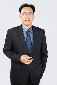 傑出校友何致億圖片