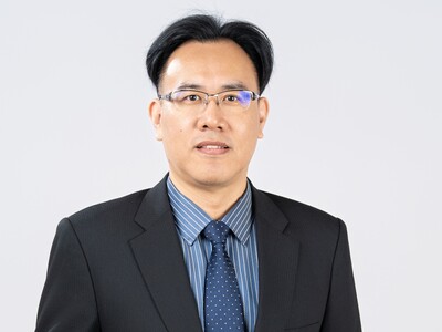 傑出校友何致億