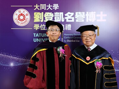 校長何明果(左)推崇劉登凱的貢獻圖片